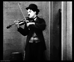 Анимация Легенда немого кино Чарли Чаплин / Charles Chaplin играет на скрипке, фильм Gentlemen of Nerve / Нахальный джентльмен, гифка Легенда немого кино Чарли Чаплин / Charles Chaplin играет на скрипке, фильм Gentlemen of Nerve / Нахальный джентльмен