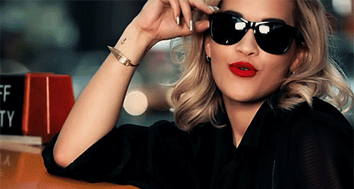 Анимация Rita Ora / Рита Ора в черных очках с красной помадой на губах, облокотившись на крышу такси, подмигивает и шлет воздушный поцелуй,(c), гифка Rita Ora / Рита Ора в черных очках с красной помадой на губах, облокотившись на крышу такси, подмигивает и шлет воздушный поцелуй,(c)