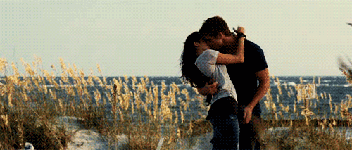 пара целуется и обнимается в поле