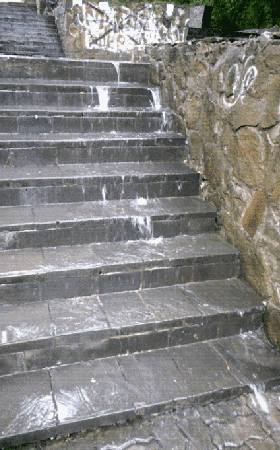 Анимация Вода стекает по каменной лестнице, гифка Вода стекает по каменной лестнице