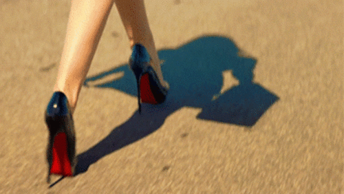 Анимация Ножки уверенно идут на высоких каблуках, а впереди на дороге тень девушки, гифка Ножки уверенно идут на высоких каблуках, а впереди на дороге тень девушки