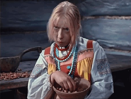 Анимация Вечно недовольная Марфушка, сидя за бревенчатым столом, щелкает зубами орехи и плюет скорлупу на пол (киносказка Морозко, режиссер А. Роу, в роли Марфушки -Инна Чурикова),(c)