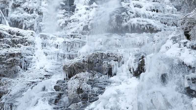 Анимация Огромные водопады зимой, гифка Огромные водопады зимой