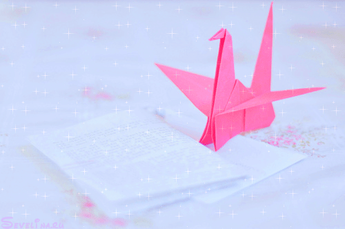 Анимация На столе стоит розовая фигурка оригами и лежат бумаги, гифка На столе стоит розовая фигурка оригами и лежат бумаги