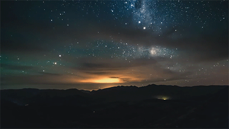 Анимация Ночной пейзаж со звездным небом и облаками, гифка Ночной пейзаж со звездным небом и облаками