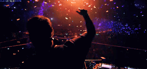 Гиф анимация DJ / Ди джей на концерте поднимает руку в такт музыке