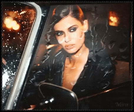 Анимация Bianca Balti / Бьянка Балти - итальянская модель, в платье с глубоким декольте, опускает окно своей машины, по которому стекают капли дождя (Привет), by Mira