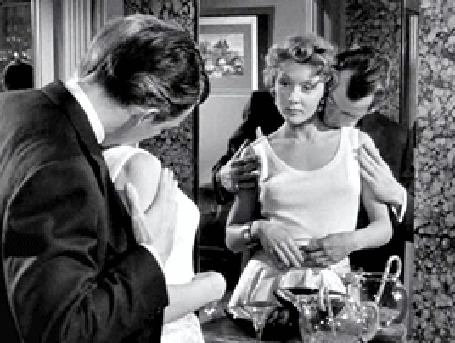 Анимация Актер Glenn Ford / Гленн Форд нежно обнимает Gloria Grahame / Глорию Грэм, стоящую перед зеркалом, кадр из фильма The Big Heat / Сильная жара, режиссер Fritz Lang, 1953