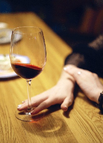Фото бокал вина в руке дома (42 фото)