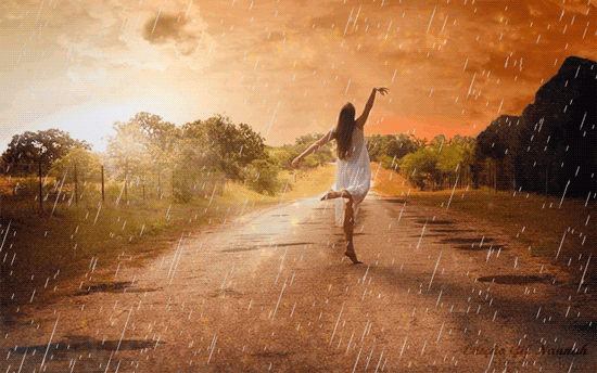 Анимация Девушка в белом платье, с поднятой рукой и приподнятой ножкой, стоит на дороге под дождем, гифка Девушка в белом платье, с поднятой рукой и приподнятой ножкой, стоит на дороге под дождем