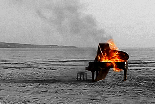 Анимация Горящий рояль стоит на берегу, гифка Горящий рояль стоит на берегу