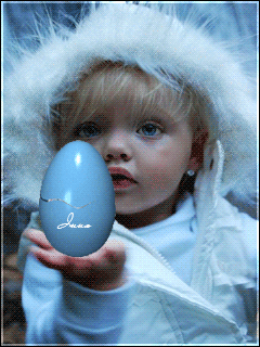 Анимация Ребенок держит яйцо с появляющимся из него кроликом, гифка Ребенок держит яйцо с появляющимся из него кроликом