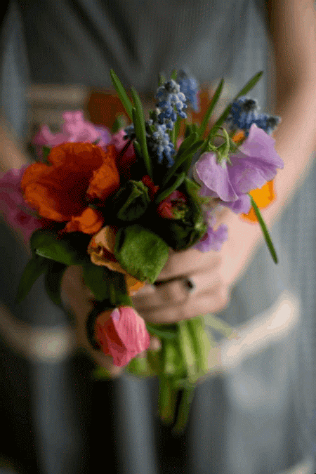 Букет цветов в руках мужчины [78 фото]
