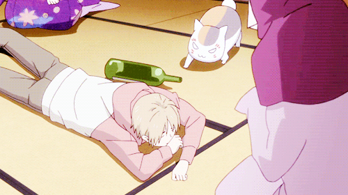 Анимация Nyanko-sensei / Котя-сенсей из аниме Тетрадь дружбы Нацумэ / Natsume Yuujinchou / Natsumes Book of Friends прыгает на парня, гифка Nyanko-sensei / Котя-сенсей из аниме Тетрадь дружбы Нацумэ / Natsume Yuujinchou / Natsumes Book of Friends прыгает на парня