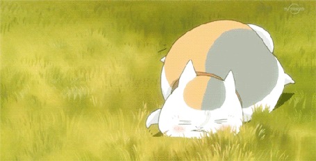 Анимация Nyanko-sensei / Котя-сенсей из аниме Тетрадь дружбы Нацумэ / Natsume Yuujinchou / Natsumes Book of Friends валяется на траве