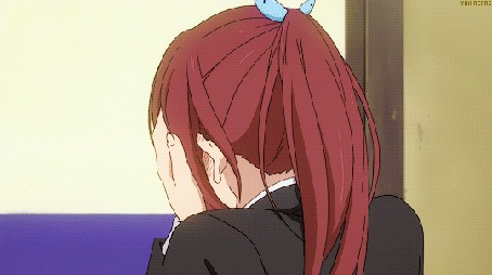 Анимация Го Мацуока / Gou Matsuoka из аниме Вольный стиль! / Free! руками закрыла лицо, показывая глаза