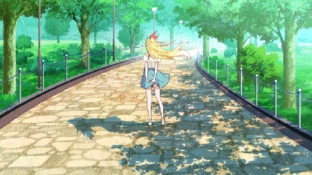 Анимация Читогэ Кирисаки / Chitoge Kirisaki из аниме Притворная любовь / Nisekoi стоит на аллее