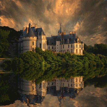Анимация Замок Chaumont-sur-Loire / Шомон-сюр-Луар во Франции под облачным небом и его отражение в озере
