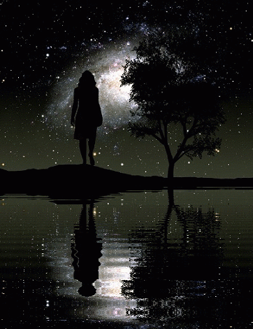 Анимация Девушка стоит у воды на фоне ночного неба, гифка Девушка стоит у воды на фоне ночного неба