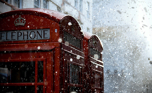 Анимация На телефонные будки летит снег, гифка На телефонные будки летит снег