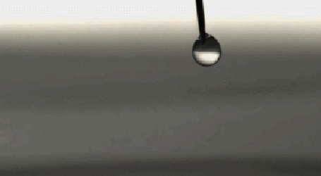 Анимация Медленно стекающая капля воды