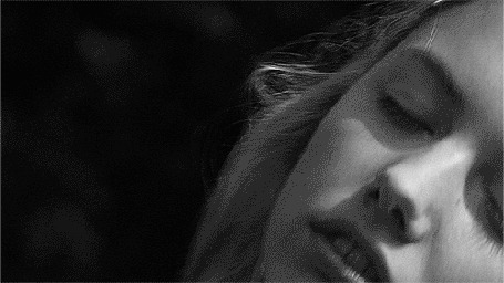 Анимация Hannah Murray / Ханна Мюррэй с закрытыми глазами танцует, сериал Молокососы