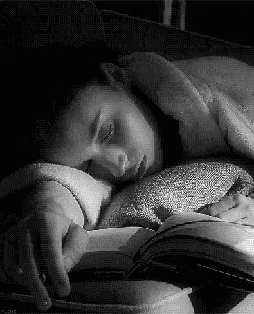 Анимация Девушка лежит перед открытой книгой