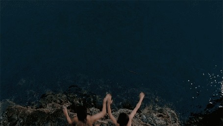 Анимация Девушка с парнем прыгают с высокой горы в море