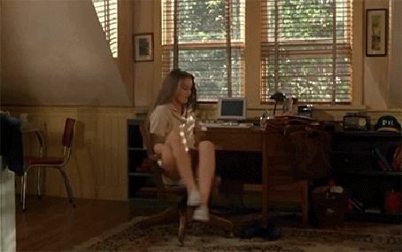 Анимация Alicia Silverstone / Алисия Сильверстоун крутится на кресле, фильм The Crush / Увлечение