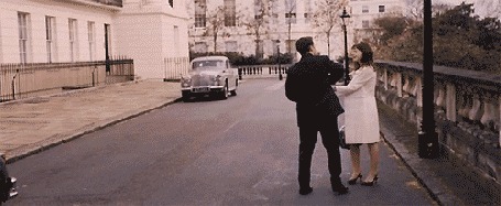Анимация Девушка с мужчиной танцуют на улице