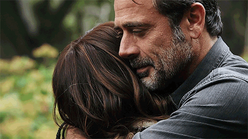 Анимация Джеффри Дин Морган / Jeffrey Dean Morgan обнимает и целует девушку, гифка Джеффри Дин Морган / Jeffrey Dean Morgan обнимает и целует девушку