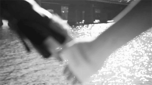 Анимация Руки парня и девушки на фоне воды, гифка Руки парня и девушки на фоне воды