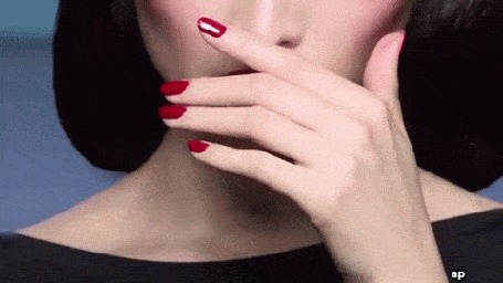 Анимация Девушка шлет нежный поцелуй