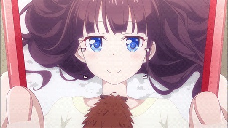 Анимация Хифуми Такимото / Hifumi Takimoto лежа с ежиком на груди смотрит на себя через фронтальную камеру смартфона, кадры из аниме Новая игра! / New Game!