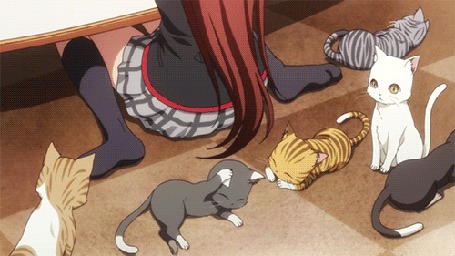Анимация Котята лежат и сидят на полу перед Рин Нацумэ / Rin Natsume, сидящей к ним спиной, кадры из аниме Маленькие проказники! / Little Busters!