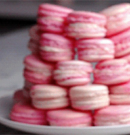 Анимация Клубничный чизкейк Macarons на тарелке
