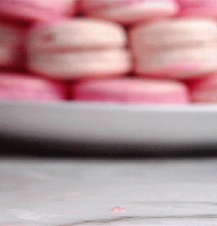 Анимация Рука кладет лубничный чизкейк Macarons