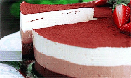 Анимация Ножом берут кусочек тройного шоколадного мусс -торта с клубникой