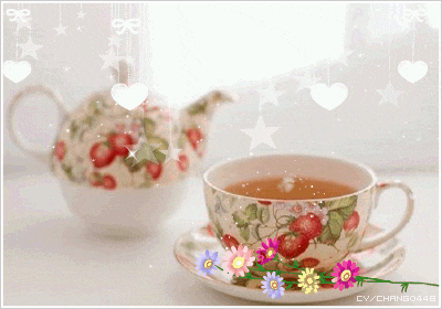 Чашка горячего чая и цветы на блюдце, гифка