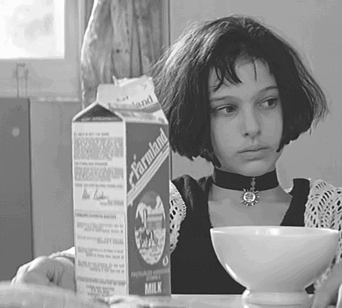 Анимация Матильда сидит за столом с едой, фильм Леон, The Professional, гифка Матильда сидит за столом с едой, фильм Леон, The Professional