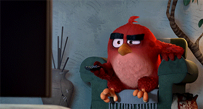 Анимация Рэд / Red кидает пульт в телевизор, момент из мультфильма Angry Birds / Злые птицы, гифка Рэд / Red кидает пульт в телевизор, момент из мультфильма Angry Birds / Злые птицы