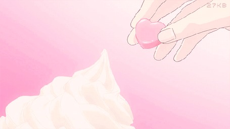 Анимация Рука кладет розовое сердечко на вершину белого крема