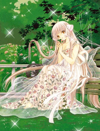 Анимация Чии / Chii из аниме Чобиты / Chobits сидит на скамейке в саду