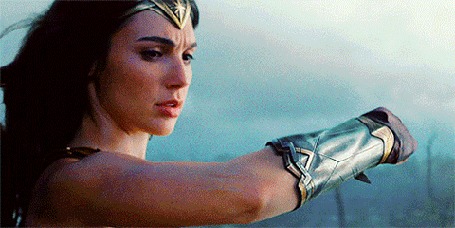 Анимация Wonder Woman / Чудо-женщина отбивает пулю рукой в железной перчатке
