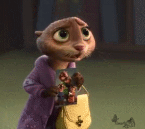 Анимация Мисс Оттерон из мультфильма Зверополис / Zootopia с фото в руках, гифка Мисс Оттерон из мультфильма Зверополис / Zootopia с фото в руках
