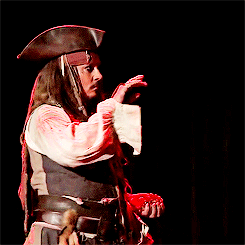 Анимация Johnny Depp as Captain Jack / Джонни Депп в роли Капитана Джека в фильме Pirates of The Caribbean / Пираты Карибского моря, гифка Johnny Depp as Captain Jack / Джонни Депп в роли Капитана Джека в фильме Pirates of The Caribbean / Пираты Карибского моря