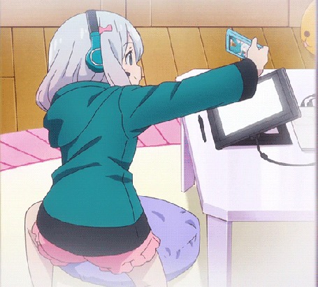 Анимация Сагири Изуми / Sagiri Izumi из аниме Эроманга-сэнсэй / Eromanga-sensei в наушниках делает сэлфи, сидя за столом перед планшетом