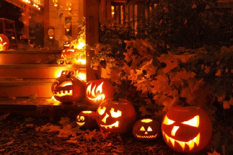 Анимация Горящие светильники Джека у лестницы дома на Хэллоуин / Halloween