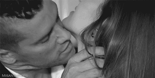 Нежно целует девушку: 3000 русских порно видео