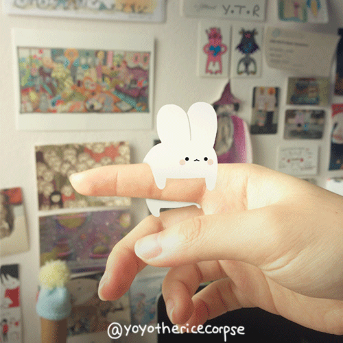 Анимация На пальце руки человека белый зайчик, by yoyothericecorpse, гифка На пальце руки человека белый зайчик, by yoyothericecorpse